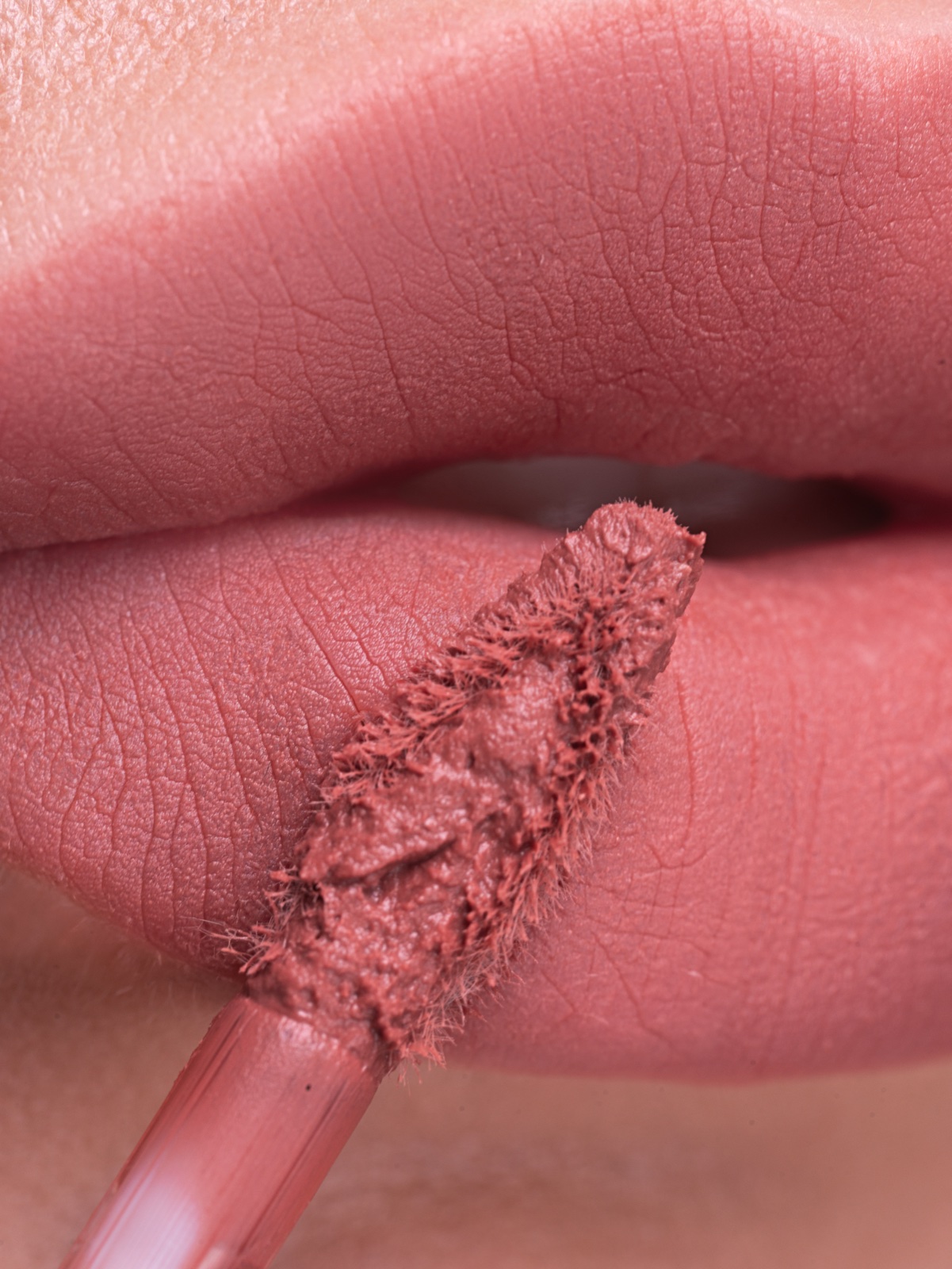 Skystieji matiniai lūpų dažai „Velour Lip Souffle“ - Image 8